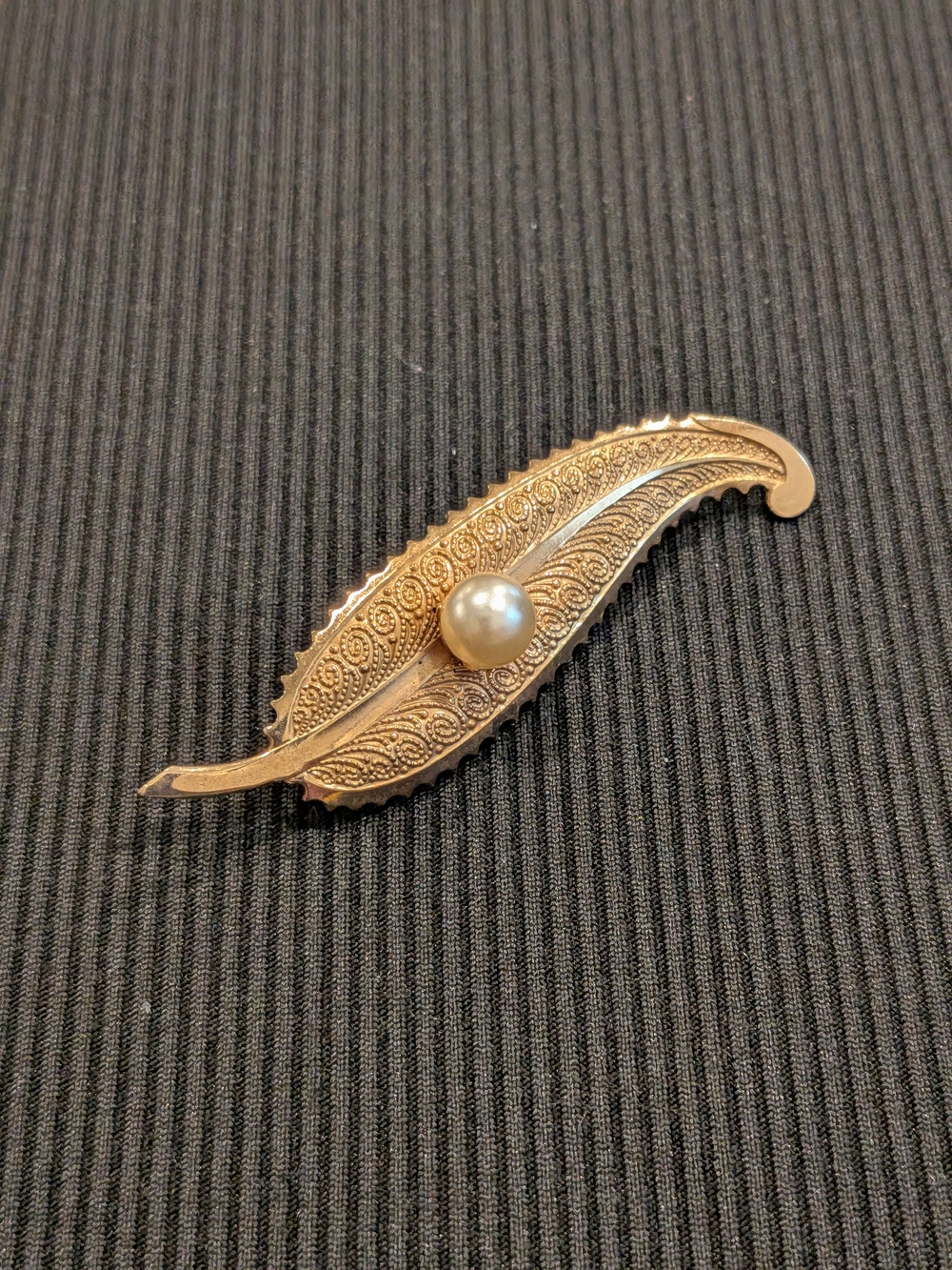 LB#3:Gold-Tone Leaf Brooch With Faux Pearl Accent